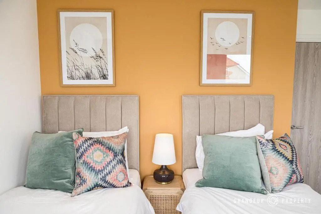 BOURNECOAST - STYLISH FLAT with SEA GLIMPSES - FM8406