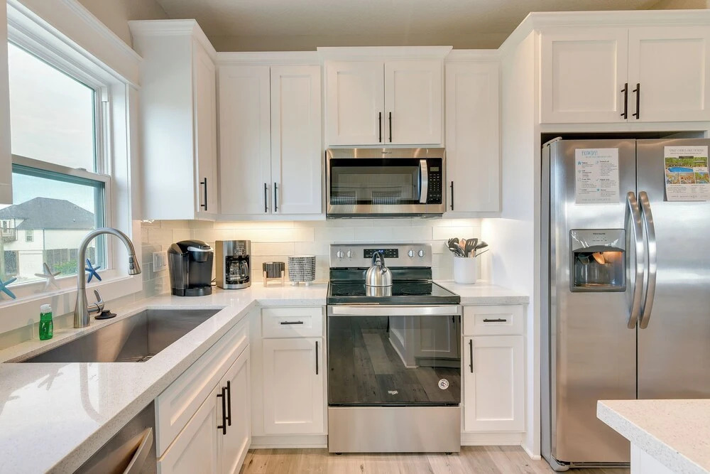 Galveston Home w/ Pool Access, Walk to Beaches!
