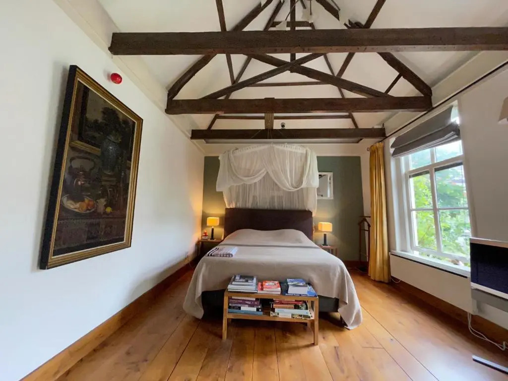 Apple Tree Cottage - discover this charming canal home in our idyllic garden