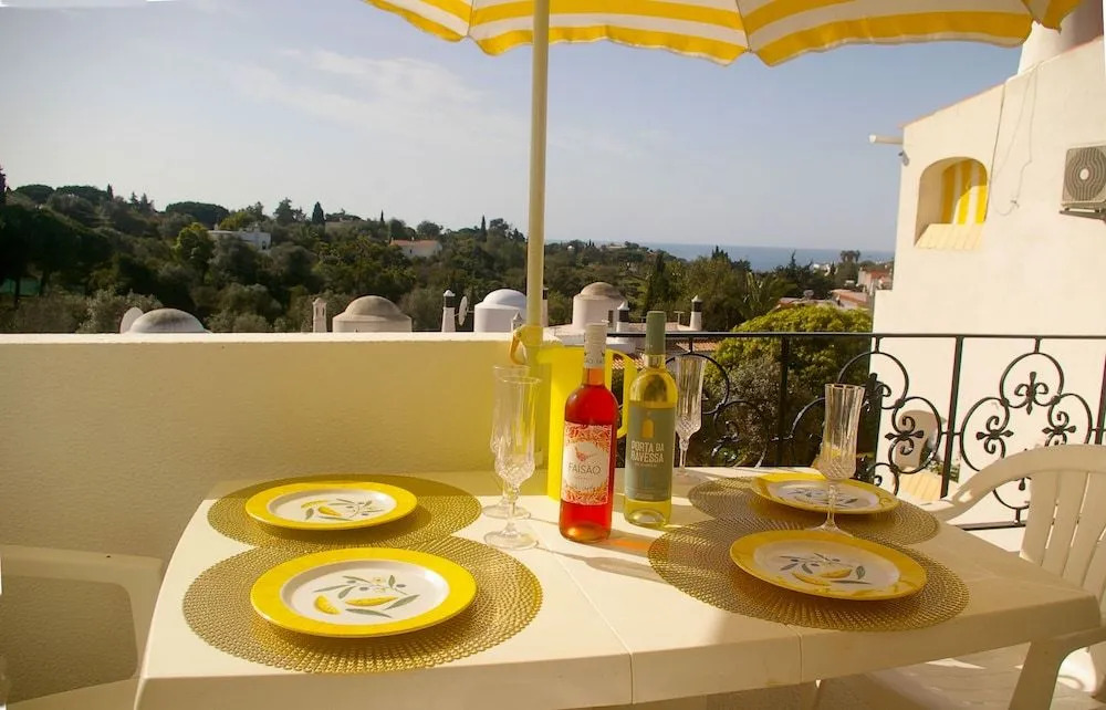 Lovely 2 Bedroom end Townhouse in Carvoeiro