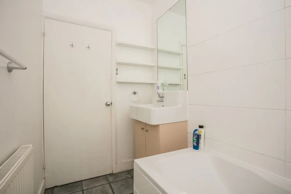 1 Bedroom Flat In Wimbledon With Garden