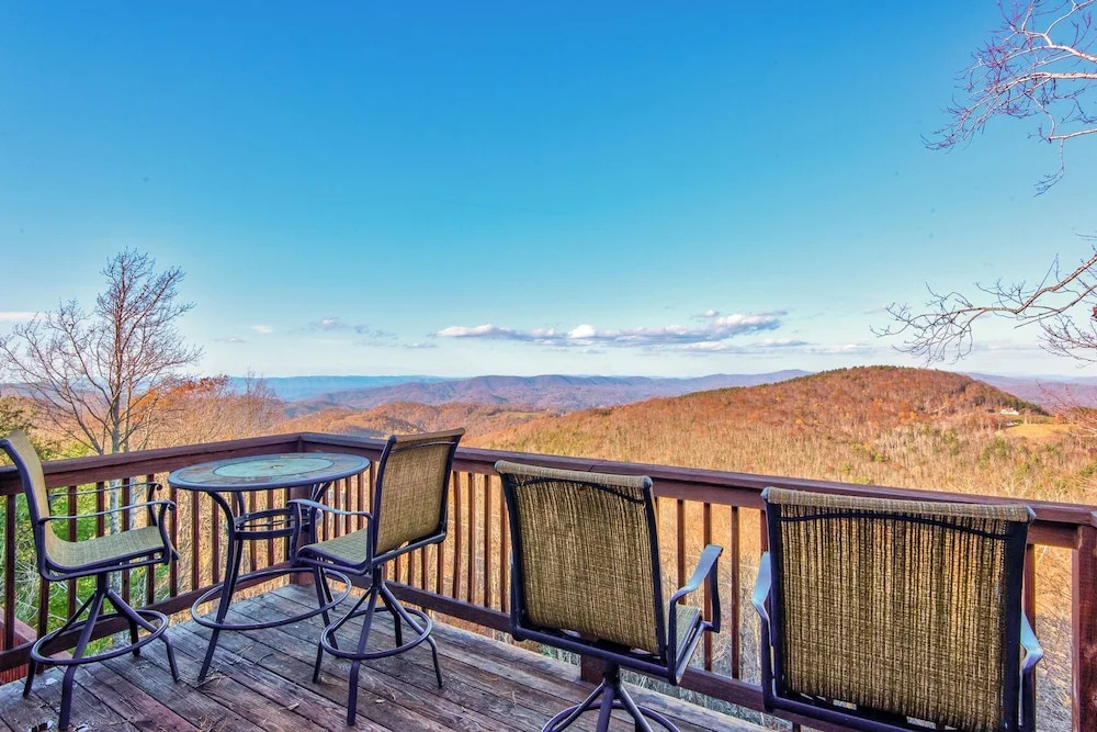 Beech Mountain Breeze - Views, pet Friendly, hot Tub, Sleeps 14