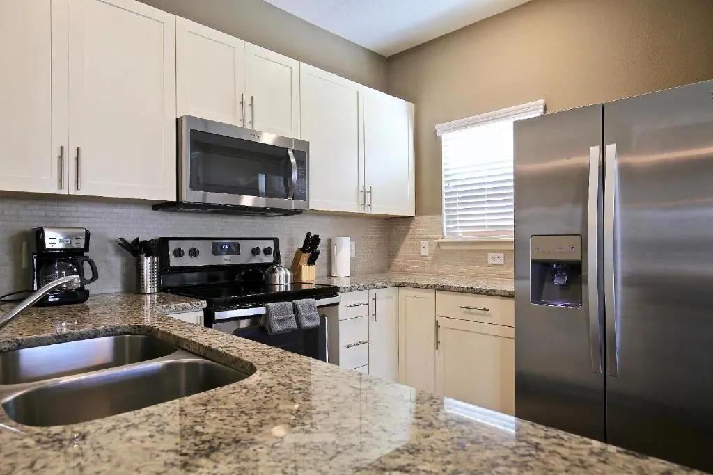 Amazing townhouse fits in10 gated community just 10 min to Disney!