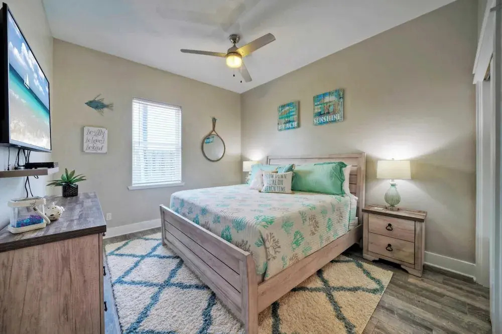 Sleeps 21, 2 Homes 2 Private Pools, Fire Pit, Swing Bar Walk to the Beach