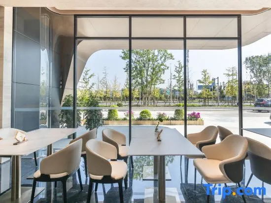 Jingzhou Station Wude Road Atour Hotel