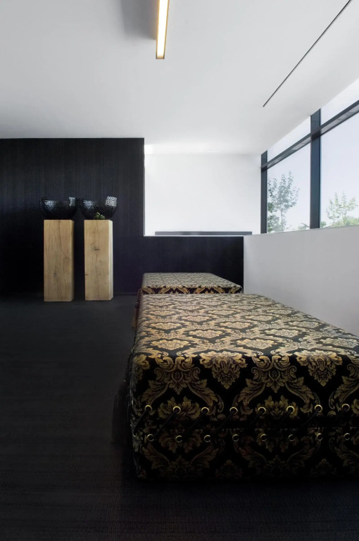 Carbon Hotel