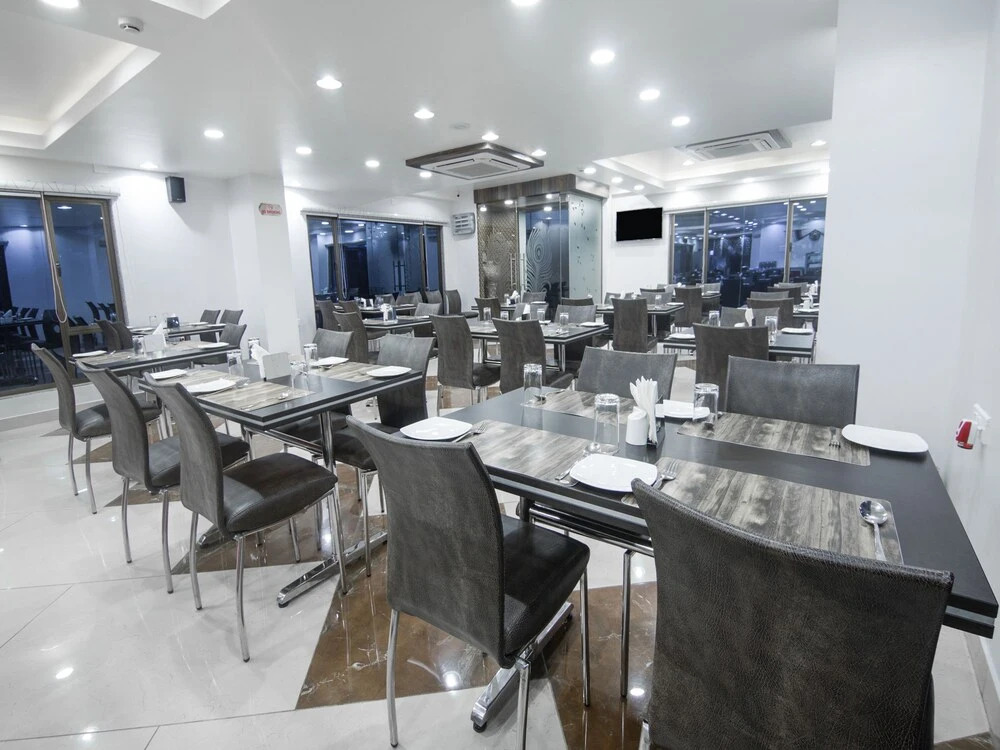 OYO 15582 Hotel Vrinda Regency