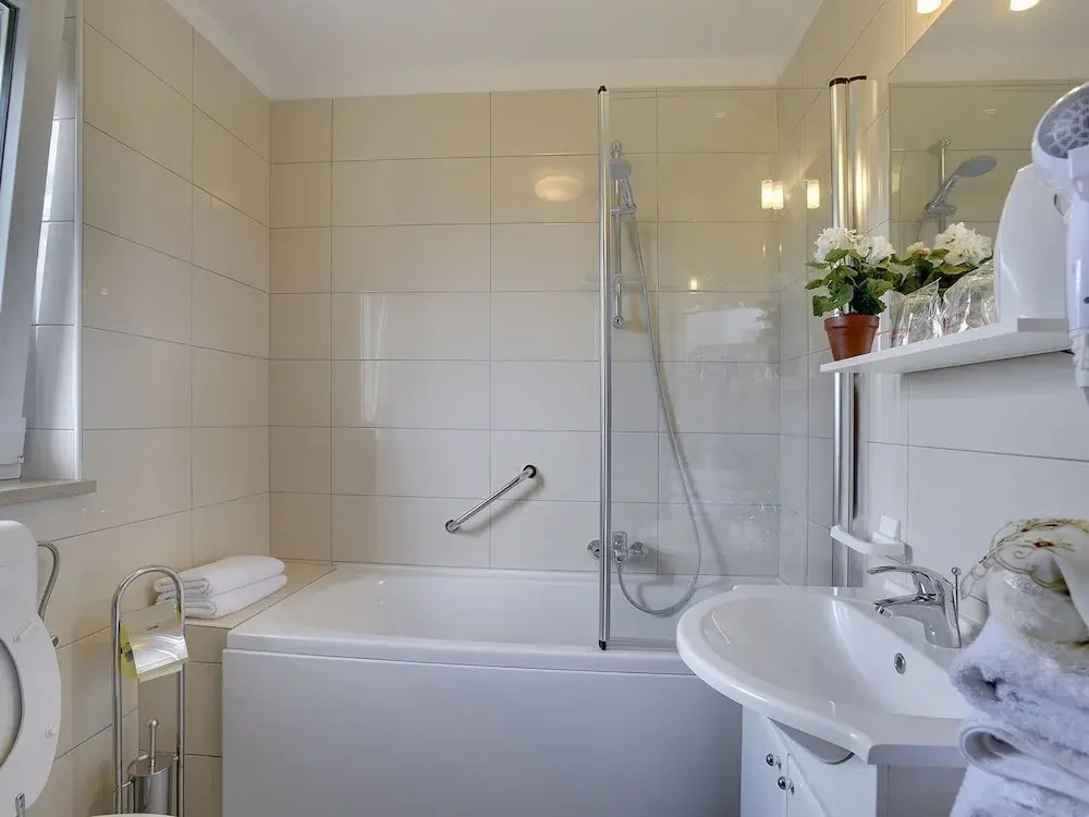 Villa in Bratulici With Pool Near Beach