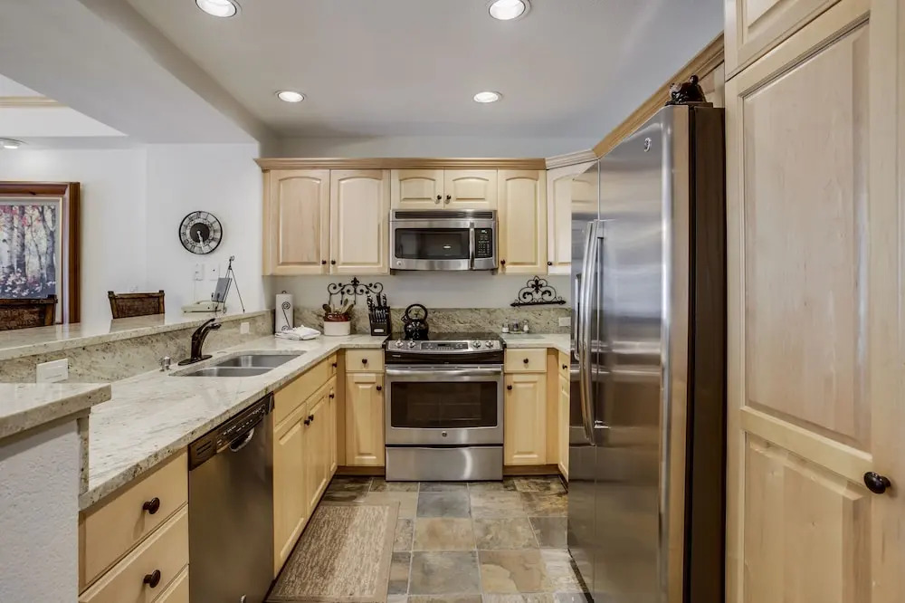 Luxurious 3 bedroom 3 bath condo! 3 Condo by RedAwning