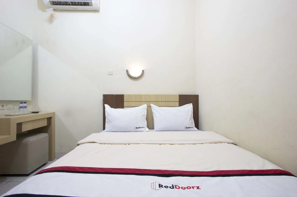 RedDoorz Plus near Stadion Mandala Krida