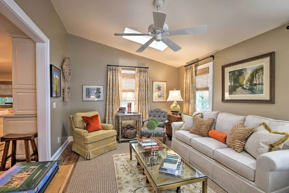 2 Living Areas + Fireplace: Mirror Lake Cottage!