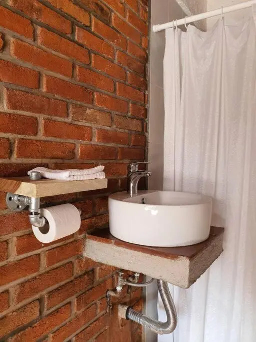 Amplia habitación para 2 en la avenida principal !