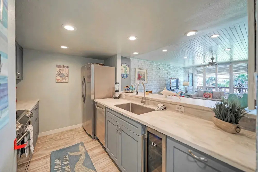 Pour Me a Vacation Mins to Beach, Community Pool+tennis Court, Private Balcony