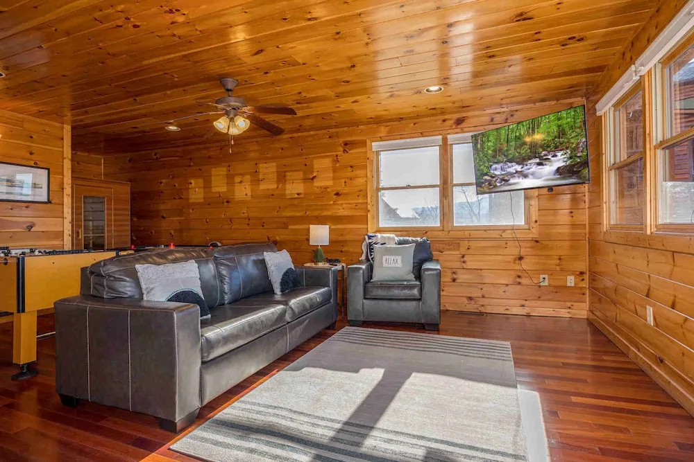 Upscale Cabin Stunning Views Hot Tub Game Room