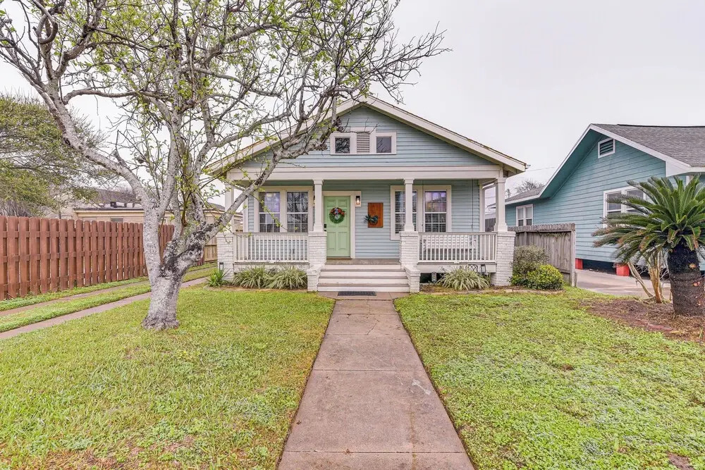 4 Mi to Moody Gardens: Sleek Home w/ Deck & Yard!