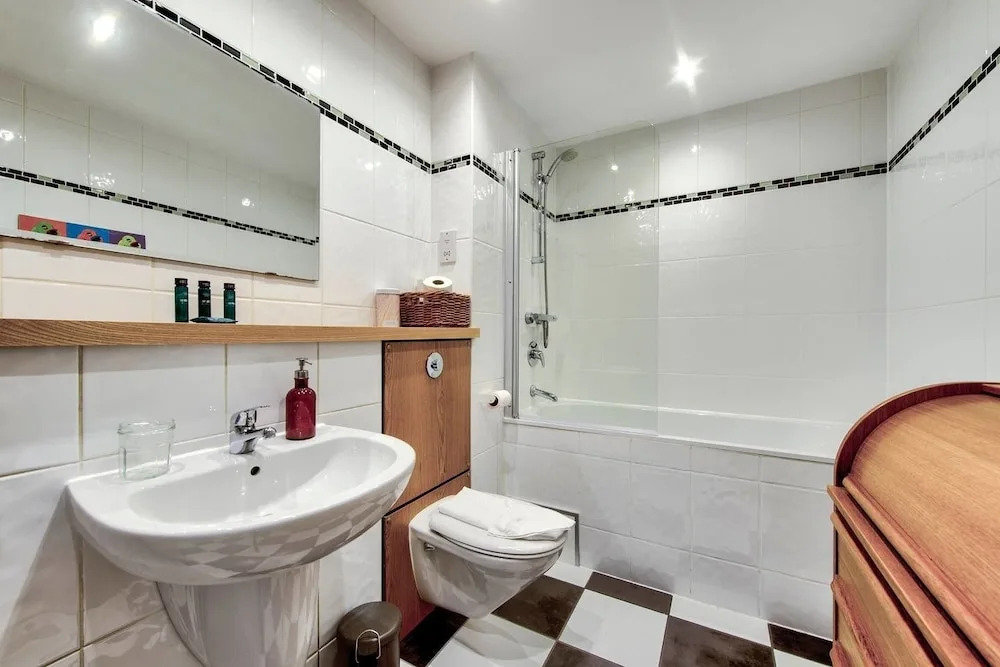 Beautiful 3Bdr Home With Private Roof Terrace