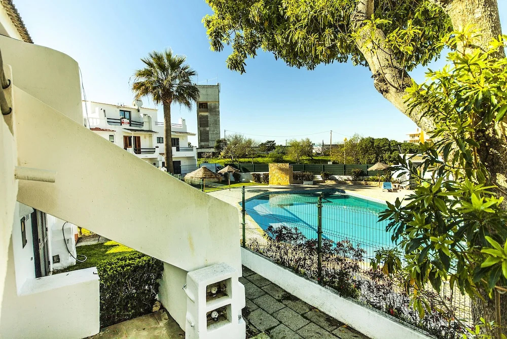 B20 - Sun and Pool Apartment