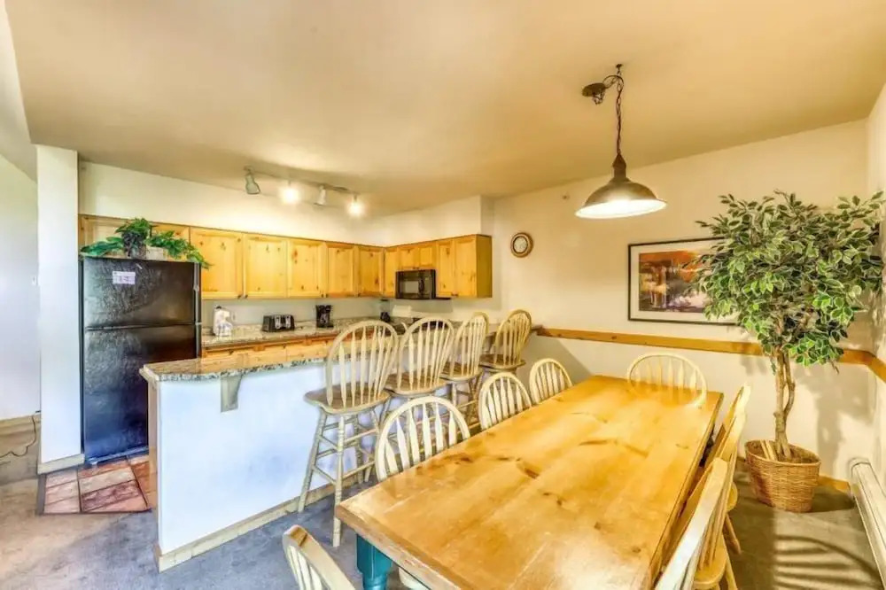 Spacious 4 Bedroom Mountain Vacation Rental With Private Hot Tub and Free Shuttle to Slopes