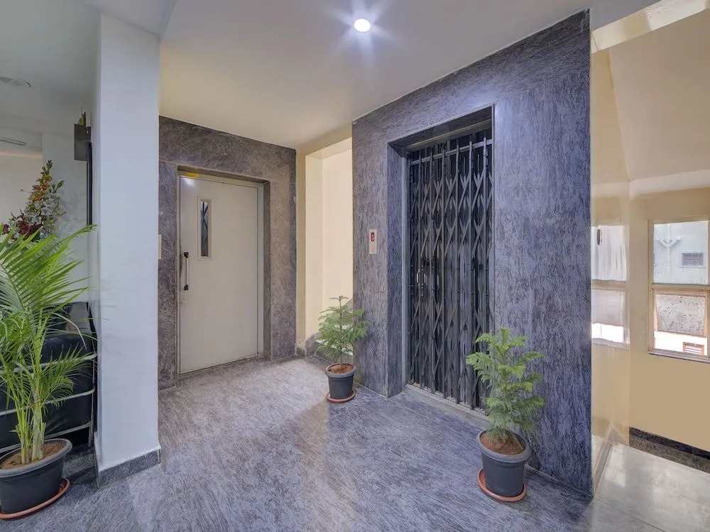 OYO 28033 Pradha Grand