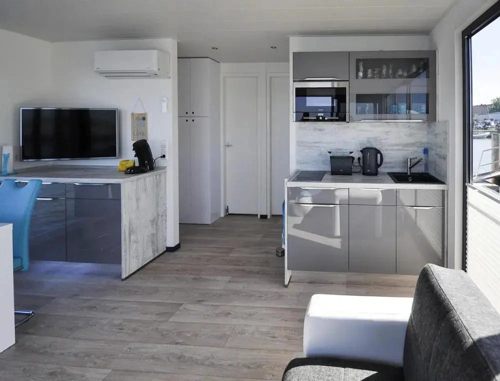 Hausboot Floating House Leni in Ribnitz-damgarten