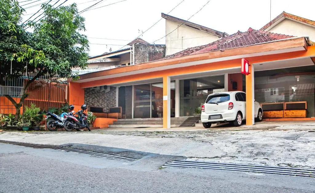 RedDoorz Syariah near BTC Fashion Mall