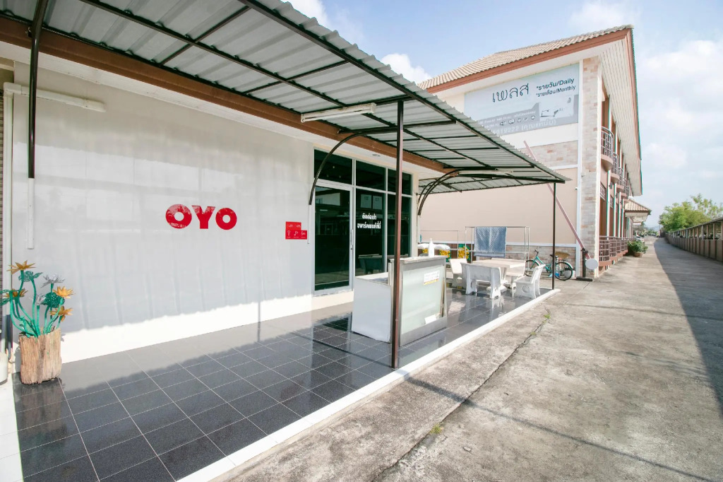 OYO 75390 Sunee Place Hotel