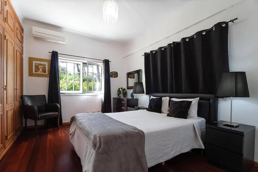 Aroeira Villa Sleeps 10 with Pool