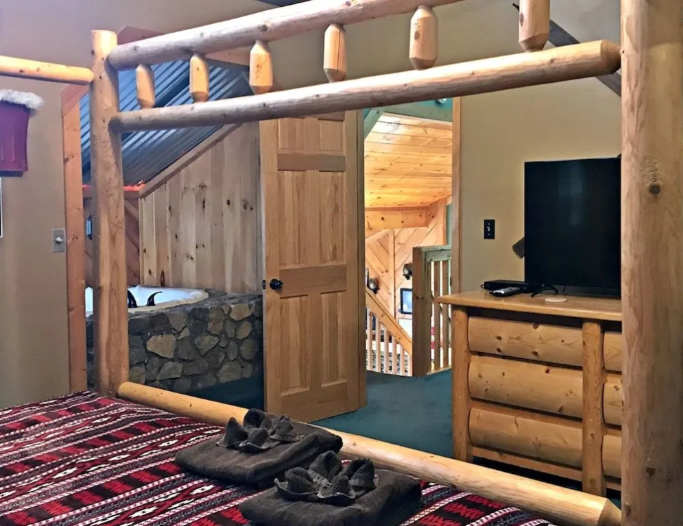Alpine Vista - 3 Br cabin by RedAwning