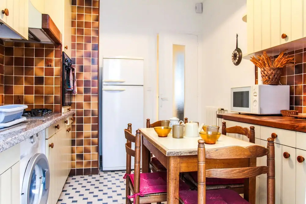 Large Apt 20M Terrace FREE PARKING BEACH
