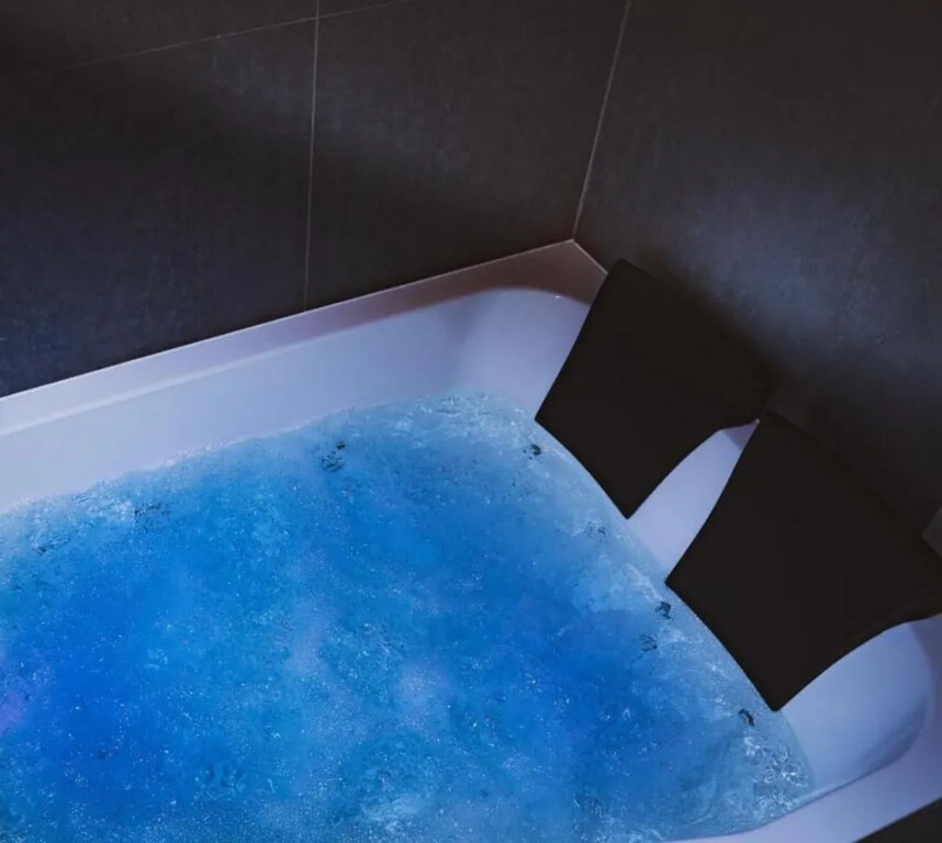 Glass House Hot Tub Apartments
