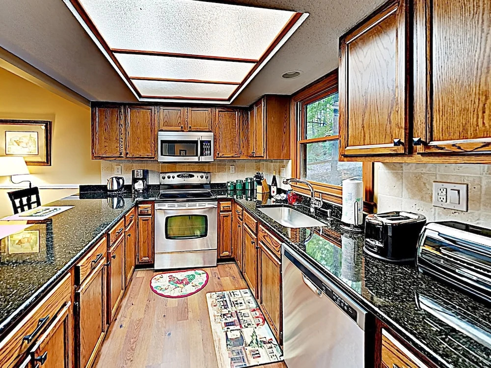 New Listing! Two-unit Rumbling Bald Resort 4 Bedroom Townhouse