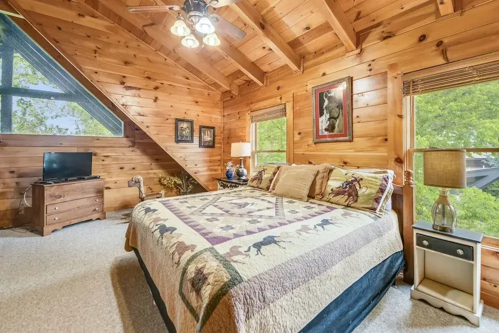 Horsin' Around 3 Bedroom Cabin by Redawning