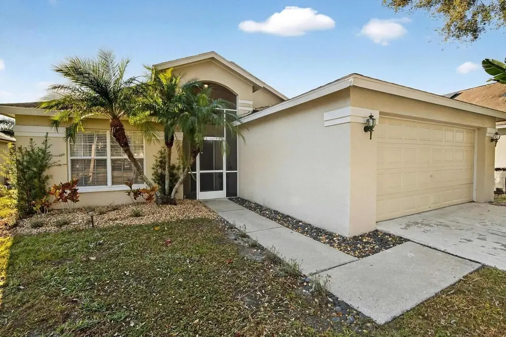 Lakefront 4-bedroom Home With Pool