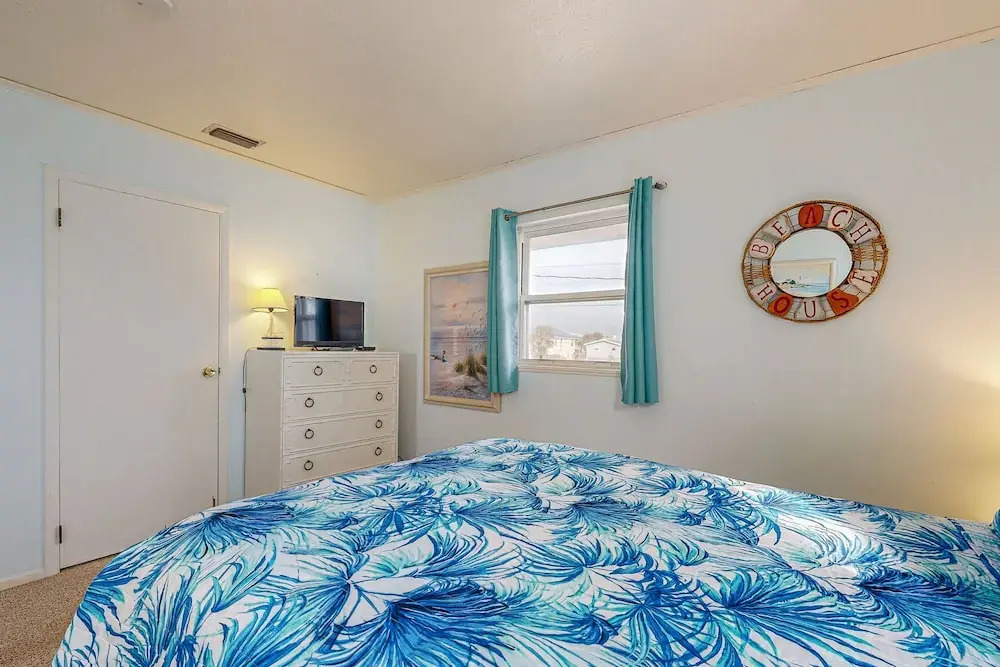 Serene 2-level Home With Wifi & Deck - Walk to Beach, 1 dog Welcome