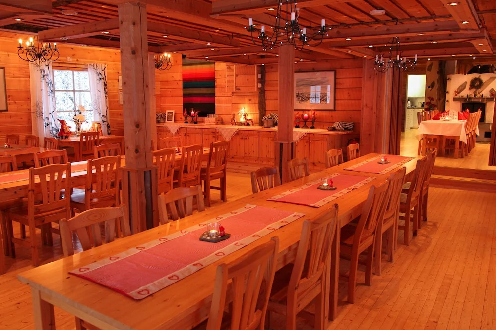 Isokenkäisten Klubi - Wilderness Lodge