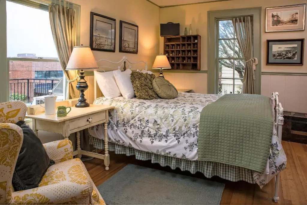 Clementines Guest House & Vacation Rentals