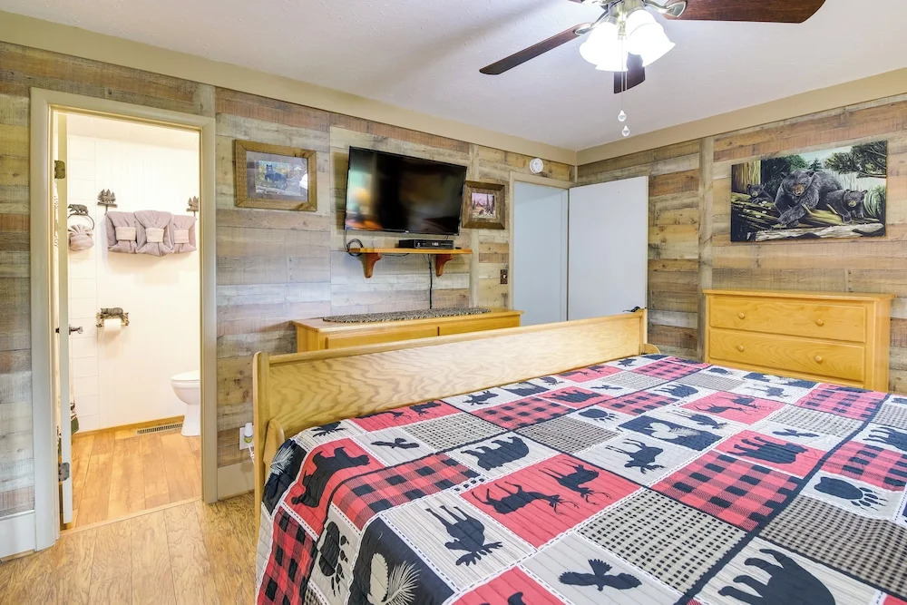 Deck & Stunning Mountain Views: Gatlinburg Home!