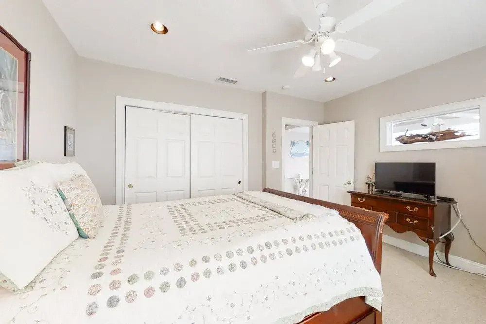 Spacious Beachfront Home W/deck, Balcony, Central A/c, Washer/dryer, and Wifi
