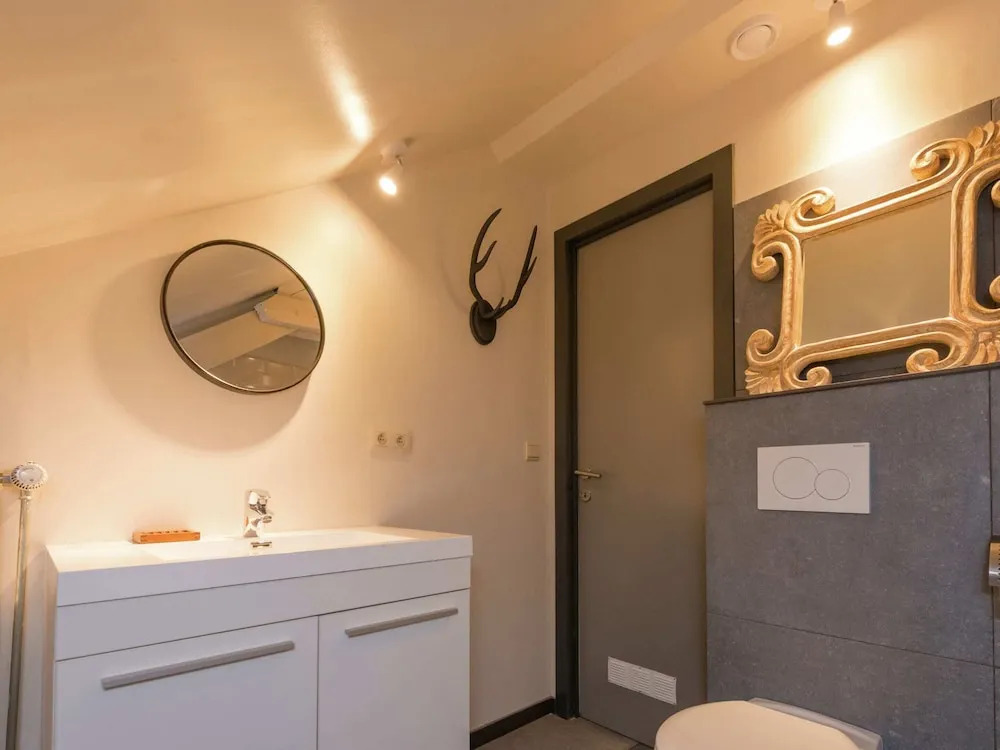 Beautiful Holiday Home In Redu With Whirlpool