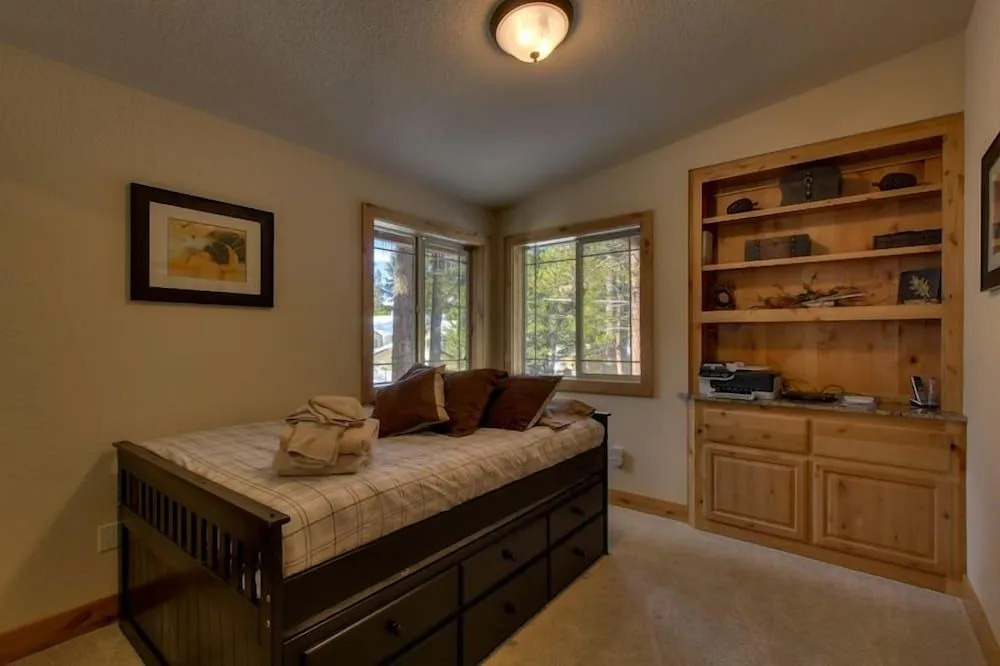 Brand New Upscale Home, Hot Tub, Foosball