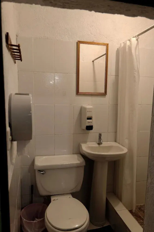 Budget Private Rooms - Wonderland B&B - Shuttle services available