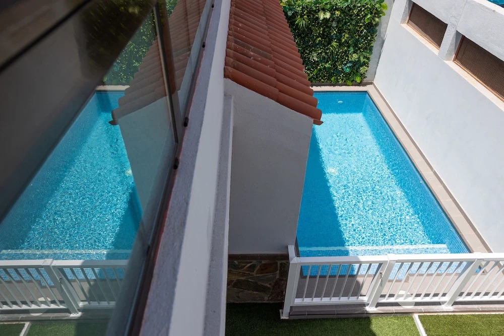 Great house with pool close to beach