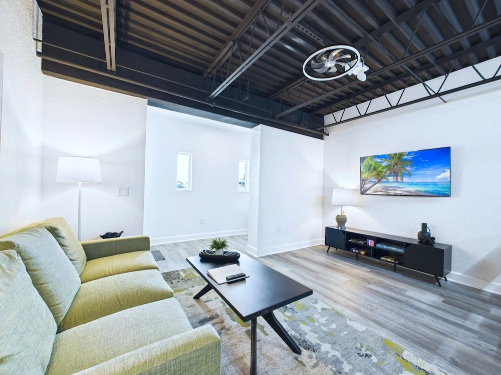 Bright Modern Loft by Port Beaches -unit 206