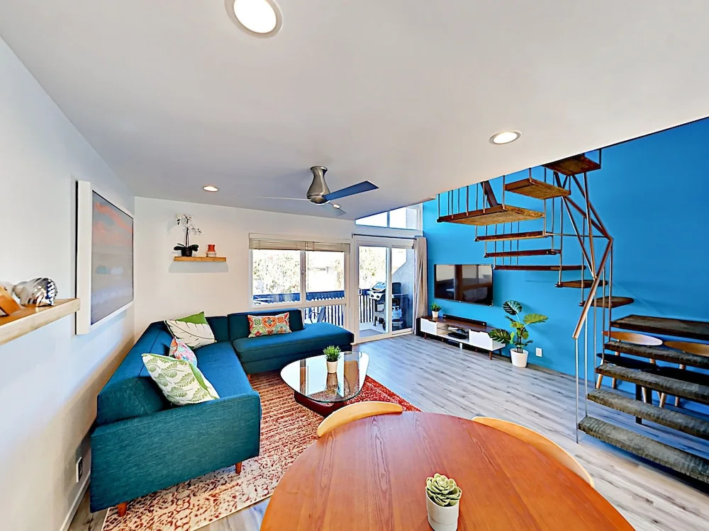 Modern Mountain-View Condo, 1 Block To Beach! Condo