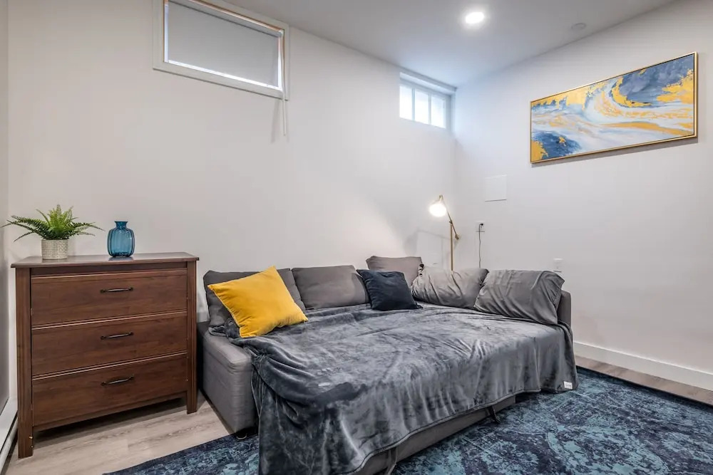 Spacious Newly Renovated 1 Bedroom Suite