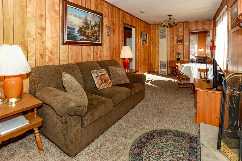 Eagles Cottage - 1975 by Big Bear Vacations