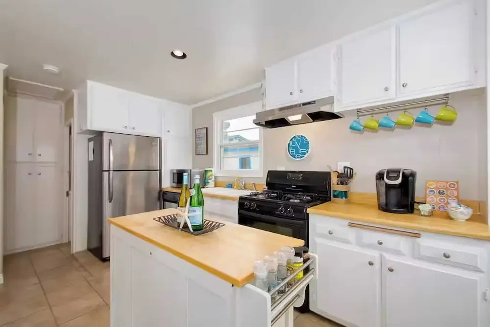Stylish Newport Condos w/ Dock Access, Walk to Balboa Fun Zone and Beach