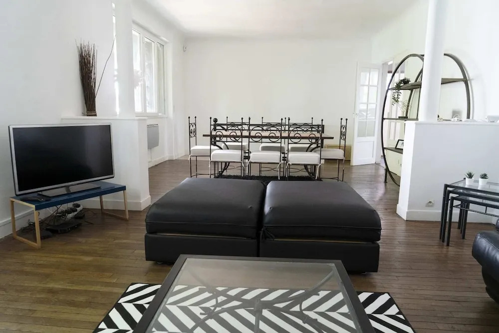 Very Beautiful House With Garden in Puteaux