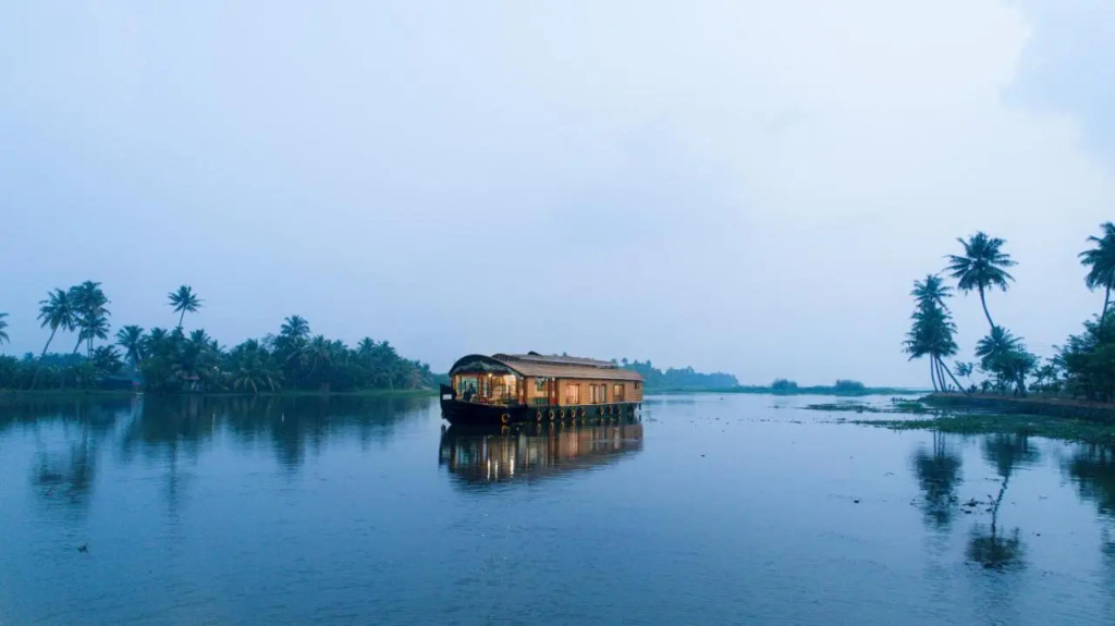 Niche Stays Luxury Houseboats