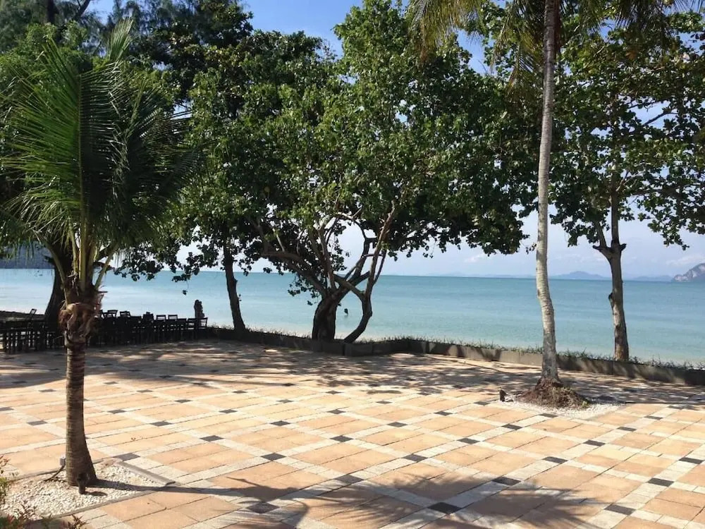 Blue Bay Resort - Access to Pool and Beach-Phuket & Krabi